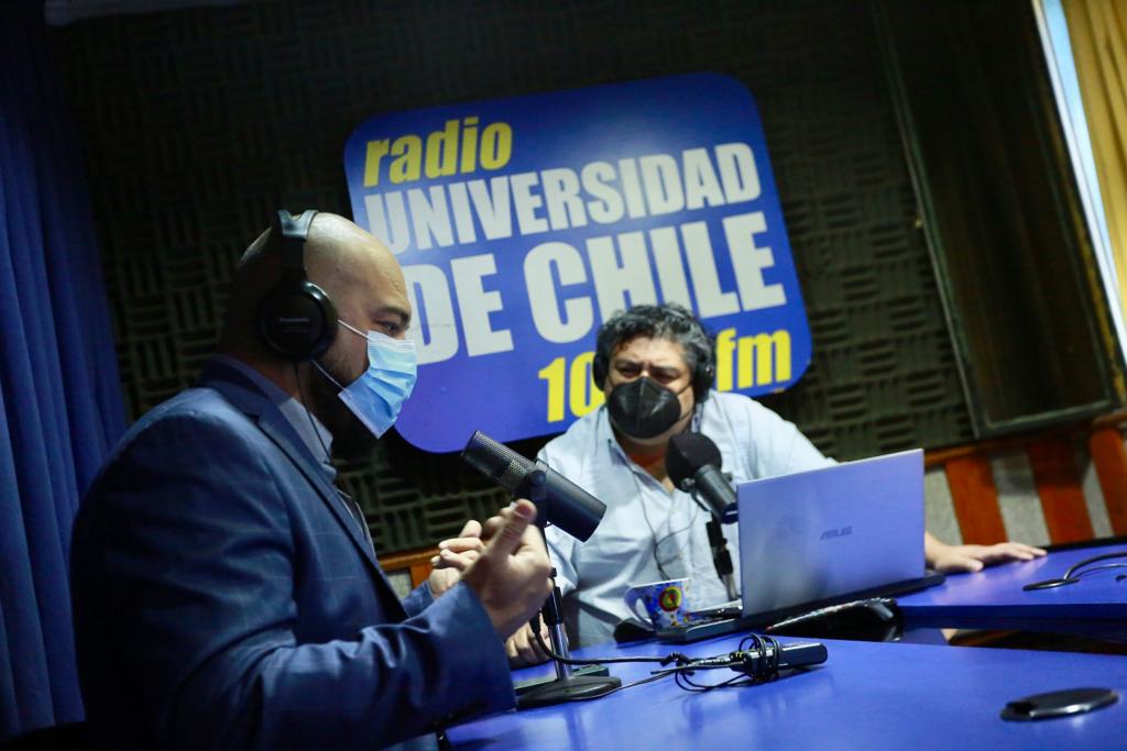 El subsecretario de Prevención del Delito Eduardo Vergara conversando con el director de Radio Universidad de Chile, Patricio López.