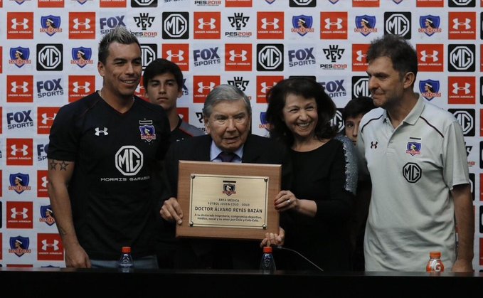 El doctor Álvaro Reyes siendo homenajeado por el club Colo Colo.