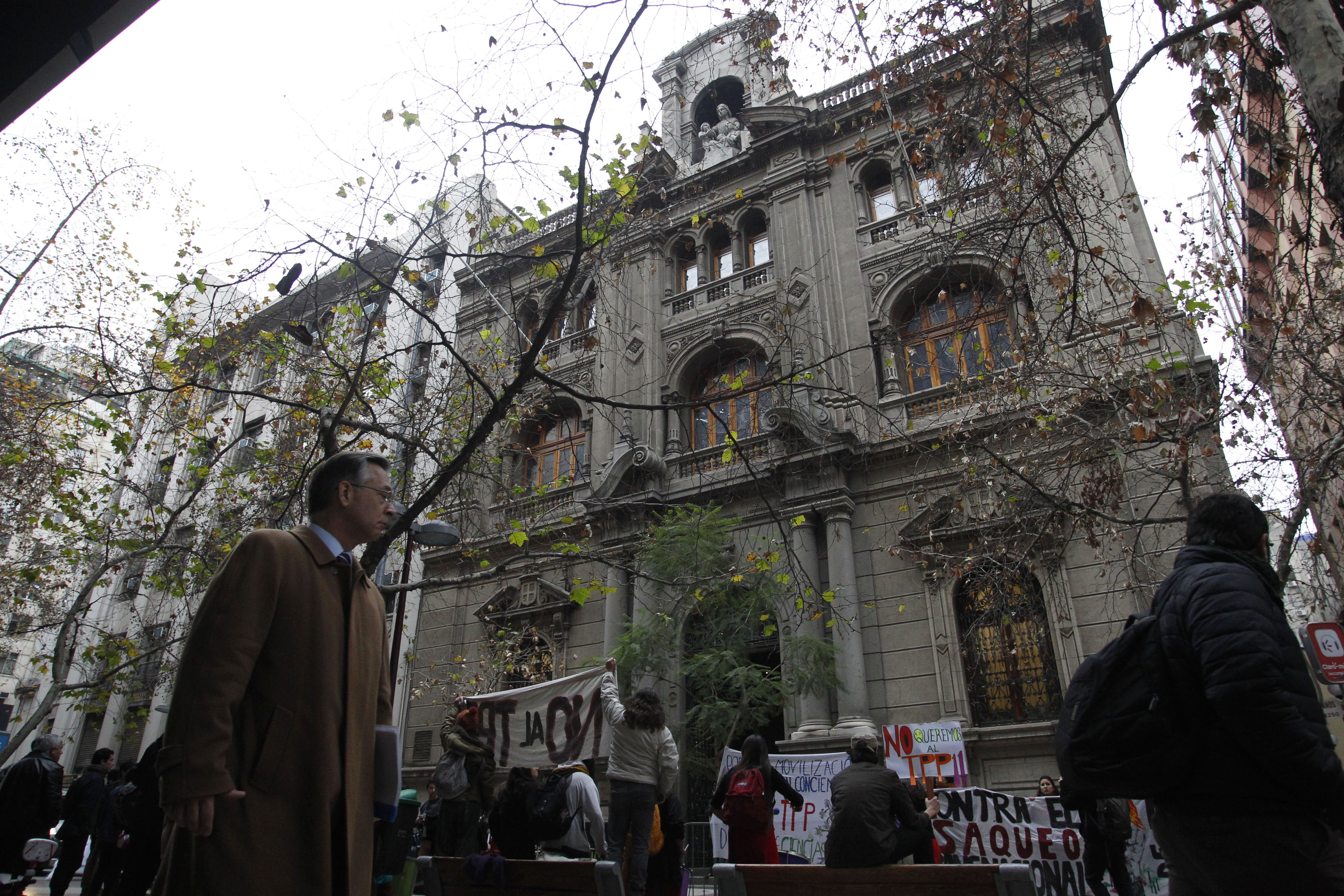 Santiago, 27 de junio 2019
Manifestantes cotra el TPP 11 se manifiestan en el frontis del Tribunal Constitucional

Dragomir Yankovic/Aton Chile
