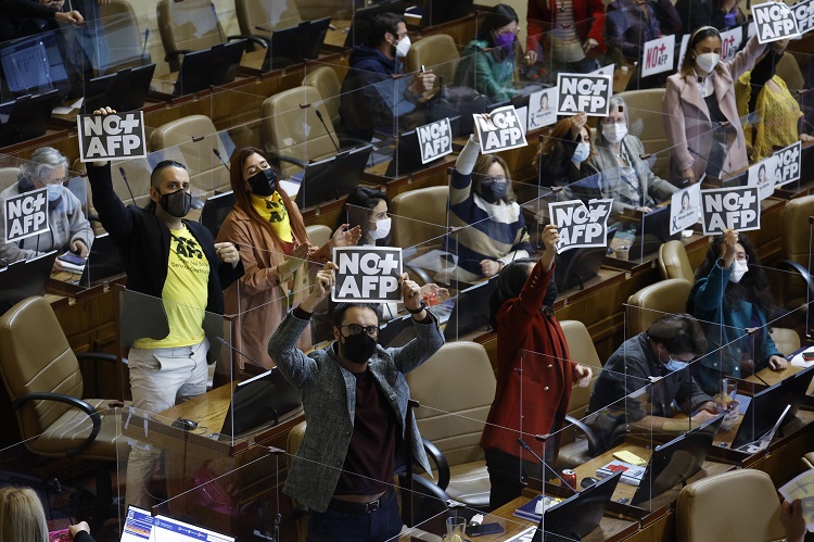 Valparaiso, 18 de abril de 2022.
Diputados de apruebo dignidad sostienen carteles con la frase No Mas AFP durante la sesion de la Camara de Diputados en la que se discuten y votan los proyectos de retiro de fondos previsionales.
Raul Zamora/Aton Chile