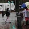 Santiago, 9 julio 2022.
Santiaguinos son fotografiados durante las precipitaciones que se extenderían durante todo el fin de semana.
Marcelo Hernandez/Atonchile
