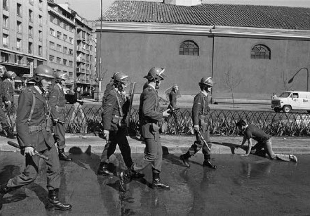 La brutalidad de la represión y el terrorismo de Estado se
tomaron las calles de Santiago. El régimen militar respondió a
las manifestaciones con violencia sistemática, lo que significó
miles de víctimas civiles.
