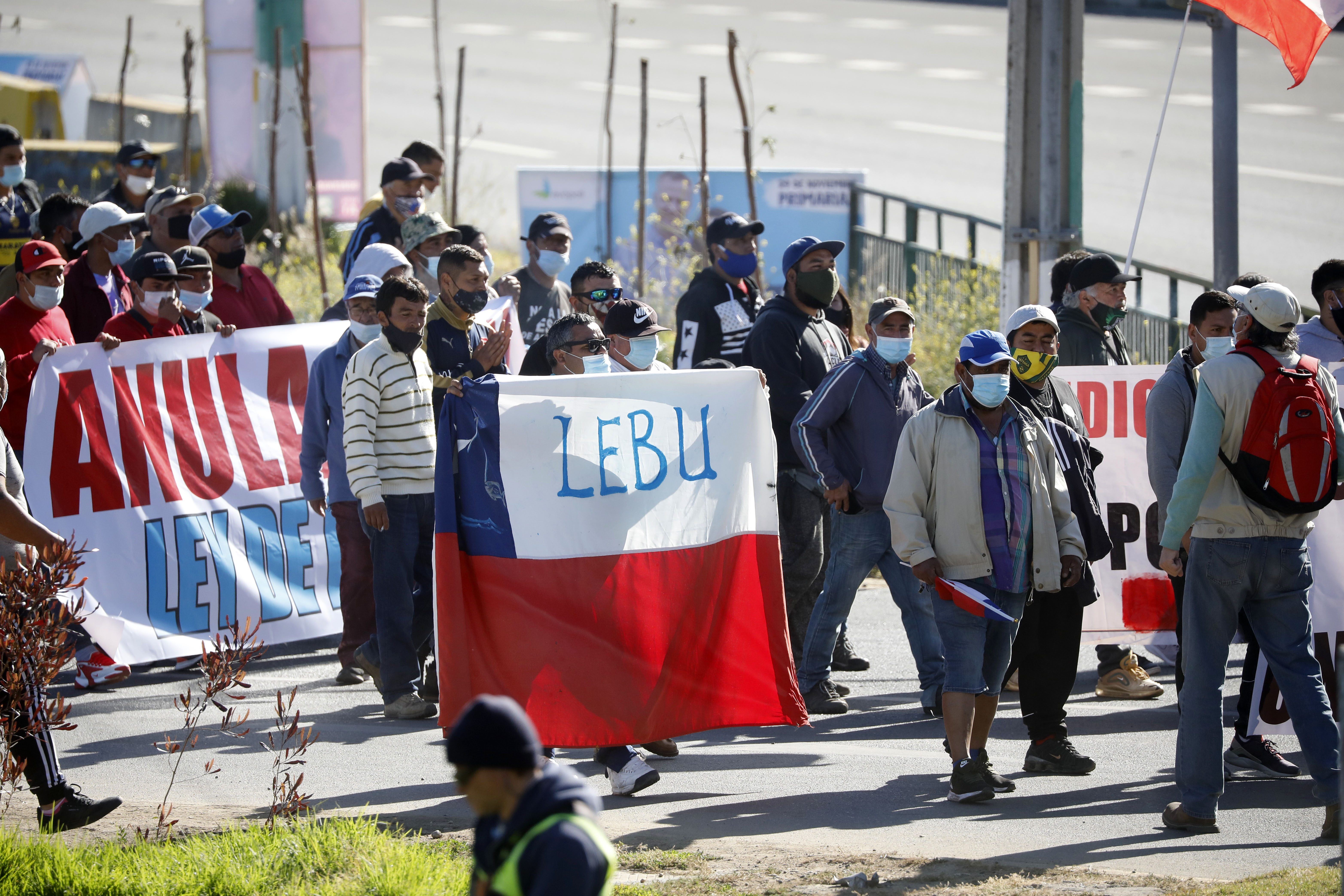 Valparaiso, 24 de noviembre de 2020
Organizaciones de pescadores artesanales marchan desde Caleta Portales hasta el Congreso Nacional, donde se votara para que se apruebe la nulidad a la denominada Ley de Pesca.