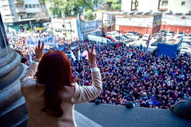 Cientos de personas se reunieron este martes afuera del Congreso en Buenos Aires para apoyar a Cristina Fernández luego que la fiscalía pidiera 12 de años de cárcel en su contra. 