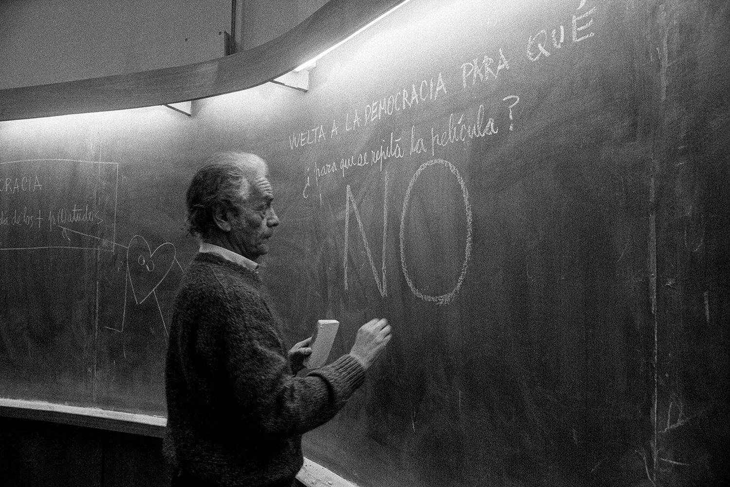 Álvaro Hoppe exhibirá parte importante de su obra Plebiscito en Chile, 1988, colección de fotografías que muestran el proceso político, histórico y social chileno que culminó con el plebiscito de 1988.