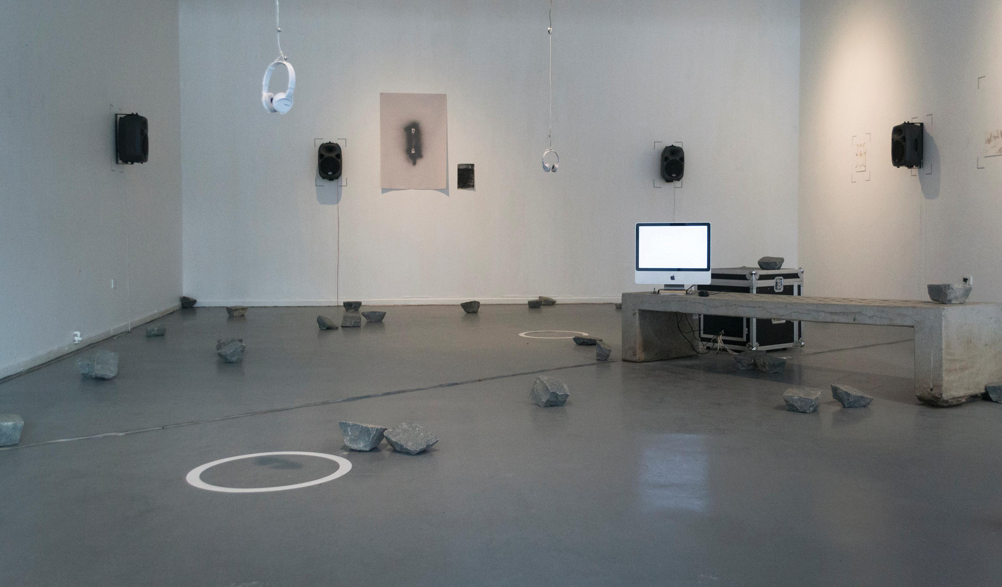 En Rauschmittel, el artista Rainer Krause trabaja el sonido como material estético. Con grabaciones binaurales y altavoces de distribución multicanal se invita a la escucha tridimensional de paisajes sonoros en la ciudad.