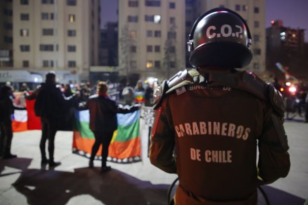 Santiago, 2 septiembre 2022.
Manifestantes protestan por los presos del estallido social en Plaza Italia.
Marcelo Hernandez/Aton Chile