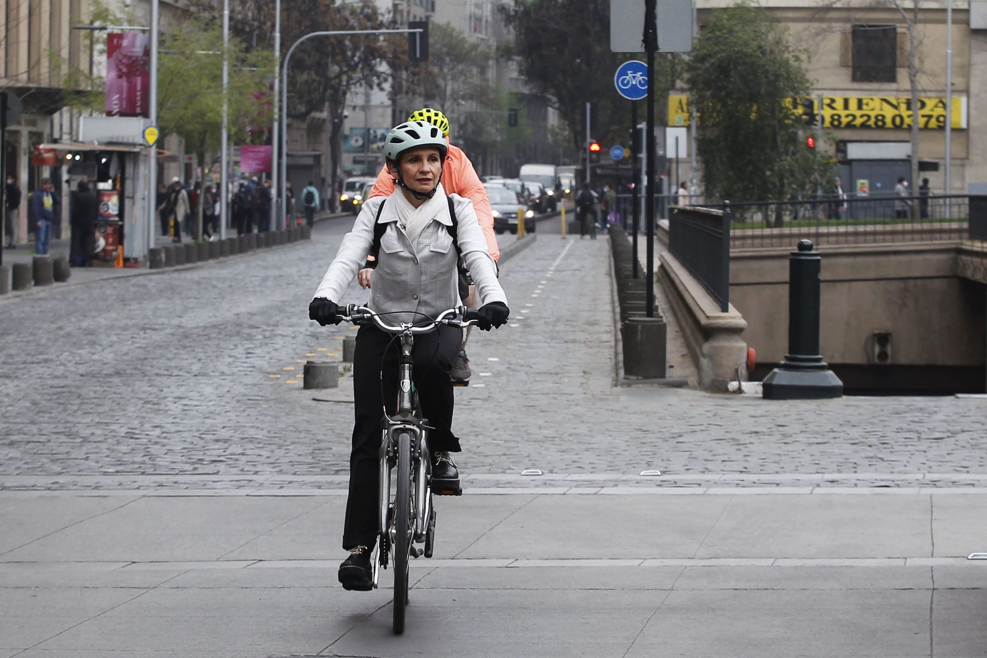 Santiago, 30 de septiembre de 2022.
La ministra del interior, Carolina Toha, llega en bicicleta a La Moneda por el Día Mundial Sin Auto
 

Dragomir Yankovic/Aton Chile