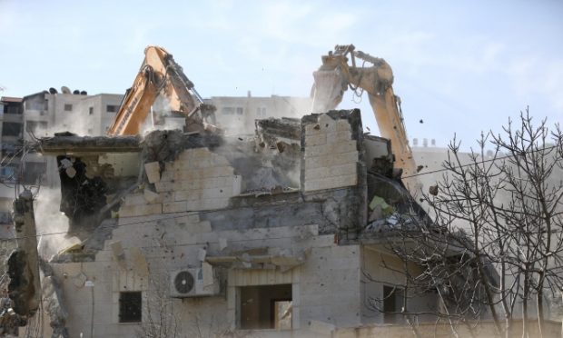 La política de demoliciones de viviendas se aplica regularmente por las autoridades israelíes que justifican la acción en que son construidas ilegalmente. Demolición en el barrio de Sur Baher, Jerusalén.