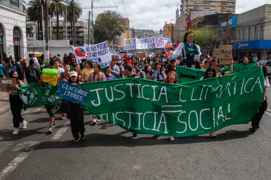 Valparaiso, 23 de septiembre de 2022
Manifestantes marchan por las calles centricas de la ciudad puerto, en contra de la aprobacion del tratado TTP11.
Cristobal Basaure/Aton Chile