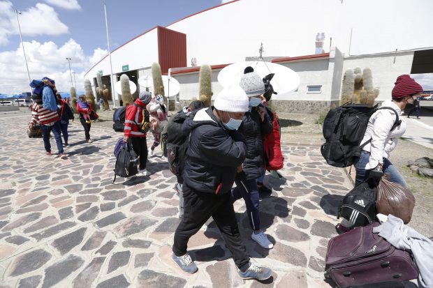 Colchane, 18 febrero 2022.
Con estado de excepción en la comuna fronteriza se intenta controlar la migración en el norte del país. Cientos de personas intentan cruzar desde Bolivia a Chile durante la crisis migratoria que vive el continente sud americano.
Alex Diaz/Aton Chile