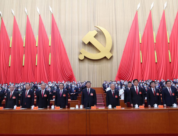 Presidente Xi Jinping en el acto de cierre del XX Congreso del PC chino. A su lado izquierdo el ex presidente Hu Jintao. Agencia Xinhua.