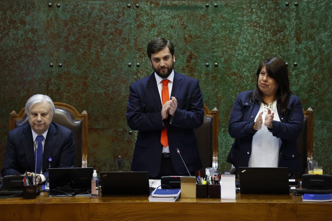 Valparaiso, 26 de octubre de 2022.
Los diputados Raul Soto y Claudia Mix saludan tras ser aceptada su renuncia a la presidencia de la Camara de Diputados.
Raul Zamora/Aton Chile