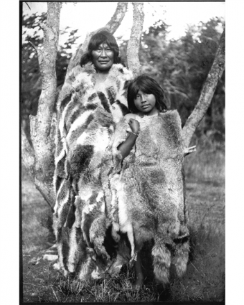 Retrato de mujer y niña Selk´nam posando con vestiduras originales. Tierra del Fuego. Autor: Martín Gusinde