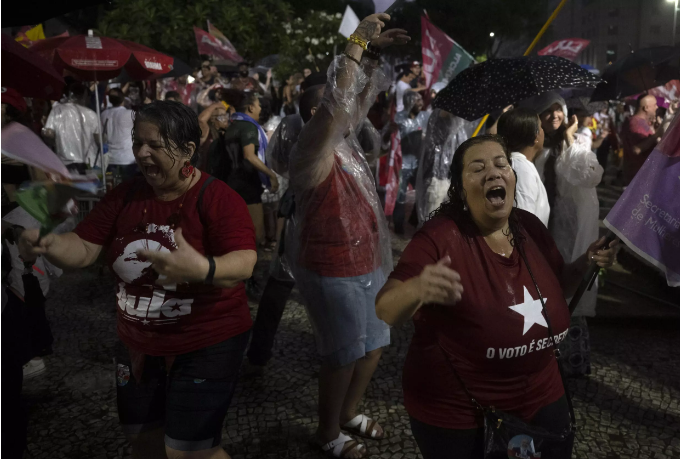 Simpatizantes del expresidente de Brasil y candidato Luiz Inácio Lula da Silva en un mitin de campaña en Rio de Janeiro el 28 de octubre de 2022 Pablo PORCIUNCULA AFP.