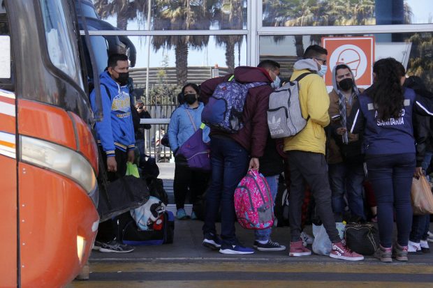 Antofagasta, 21 septiembre 2021. Miles de inmigrantes llegan a la ciudad de Antofagasta luego de ingresar al país por pasos ilegales. Edgar Cross/Aton Chile