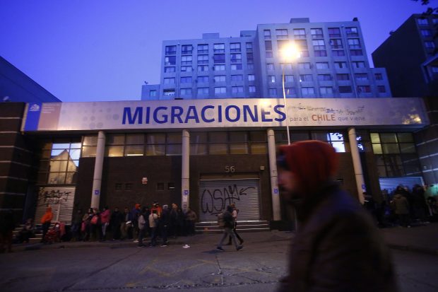 Santiago 23 de julio 2018 Migrantes concurren a oficinas de migraciones ya que hoy terminan inscripciones para que ilegales regularicen su situacion Karin Pozo/Aton Chile