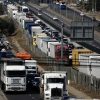 Valparaiso, 12 de febrero de 2022. 
Camioneros ocupan una de las pistas de la ruta 68 en direccion al puerto en protesta por el asesinato de un conductor del transporte ocrurrida anoche en Antofagasta. 
Andres Pina/aton Chile