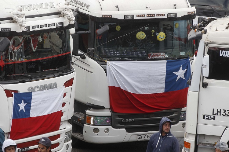Santiago, 26 de abril de 2022.
Fin paro camioneros en Paine en el km 41 desocupan la ruta 5 sur por ambos lados.
Juan Eduardo Lopez/Aton Chile