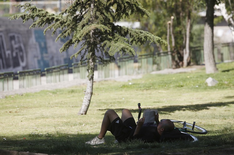 Santiago, 15 de noviembre de 2022.
Santiaguinos buscan sombra durante el calor que sobre pasa los 30 grados en la region metropolitana.
Jonnathan Oyarzun/Aton Chile