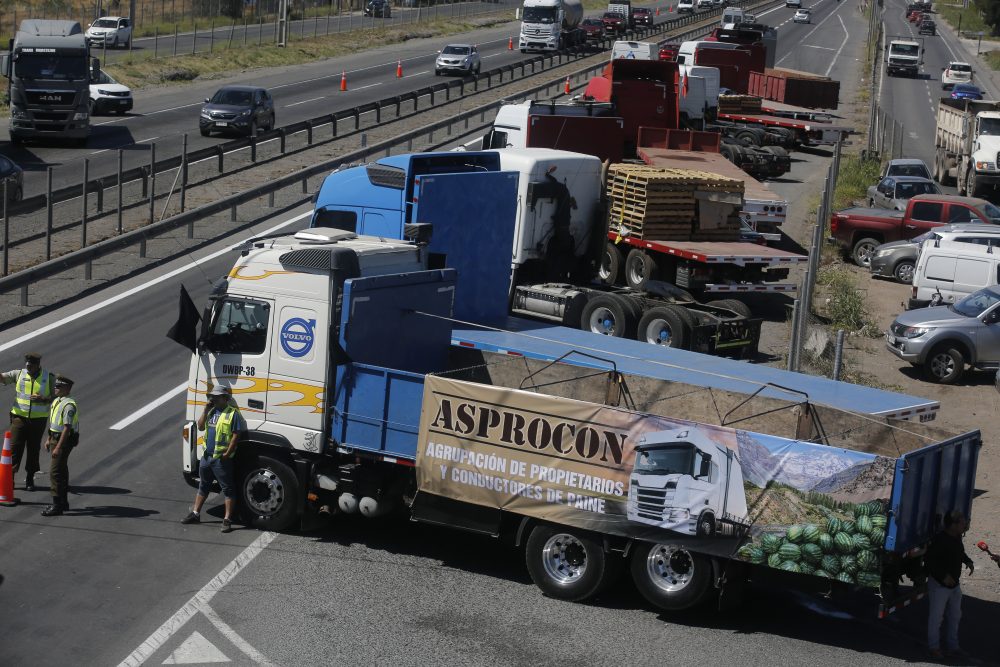 Santiago 21 de noviembre del 2022
Camioneros cortan parcialmente rutas de Chile en protesta por alza de combustibles y tag ,en la foto km 41 ruta 5 sur en comuna de Paine.
Juan Eduardo Lopez/Aton Chile