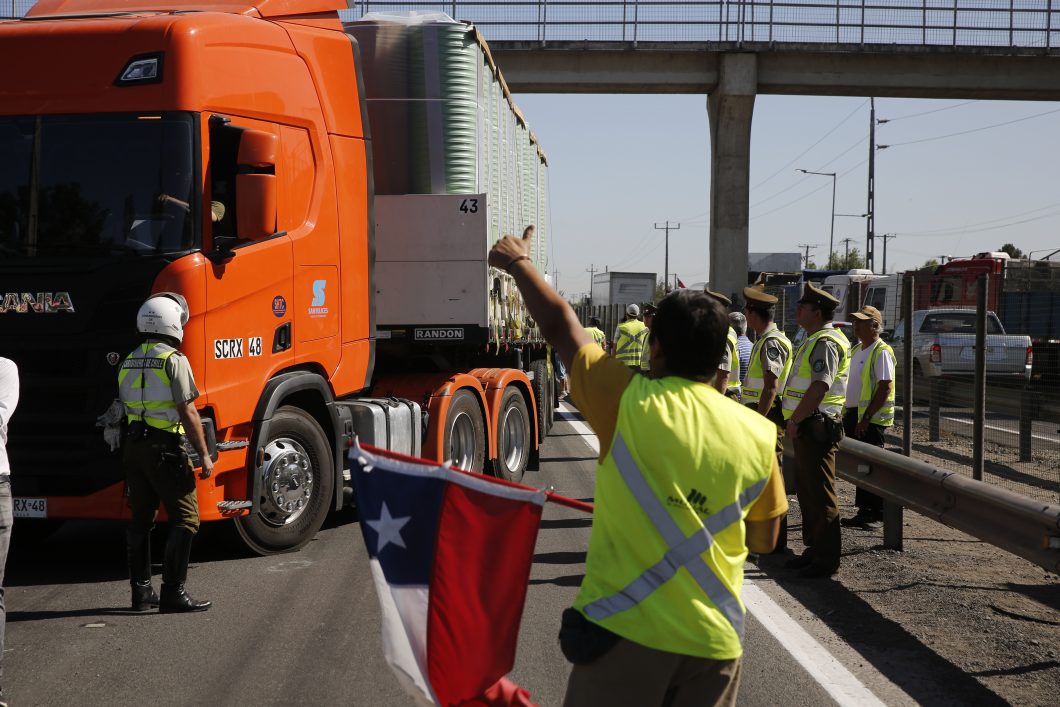 Santiago 22 de noviembre del 2022
Camioneros de Paine cortan ruta en protesta por alza de combustibles y Seguridad por segundo dia ,el corte fue disuelto por carabineros y choferes de camiones se enfrentan a la prensa ,en la foto km 41 ruta 5 sur en comuna de Paine.
Juan Eduardo Lopez/Aton Chile