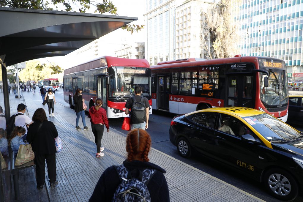 Santiago, 28 de febrero de 2022.
Se produce un incremento de la frecuencia de la locomocion colectiva en el centro de Santiago.

Dragomir Yankovic/Aton Chile