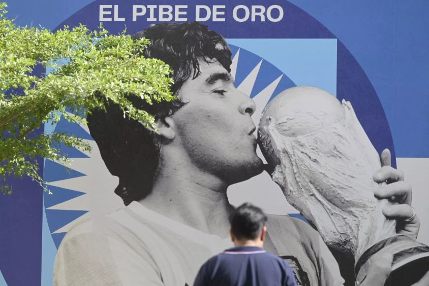 Una imagen del fallecido futbolista argentino Diego Maradona, fotografiada en El árbol de los sueños de Doha el 25 de noviembre de 2022, en el aniversario al cumplirse dos años de su muerte Juan Mabromata AFP.