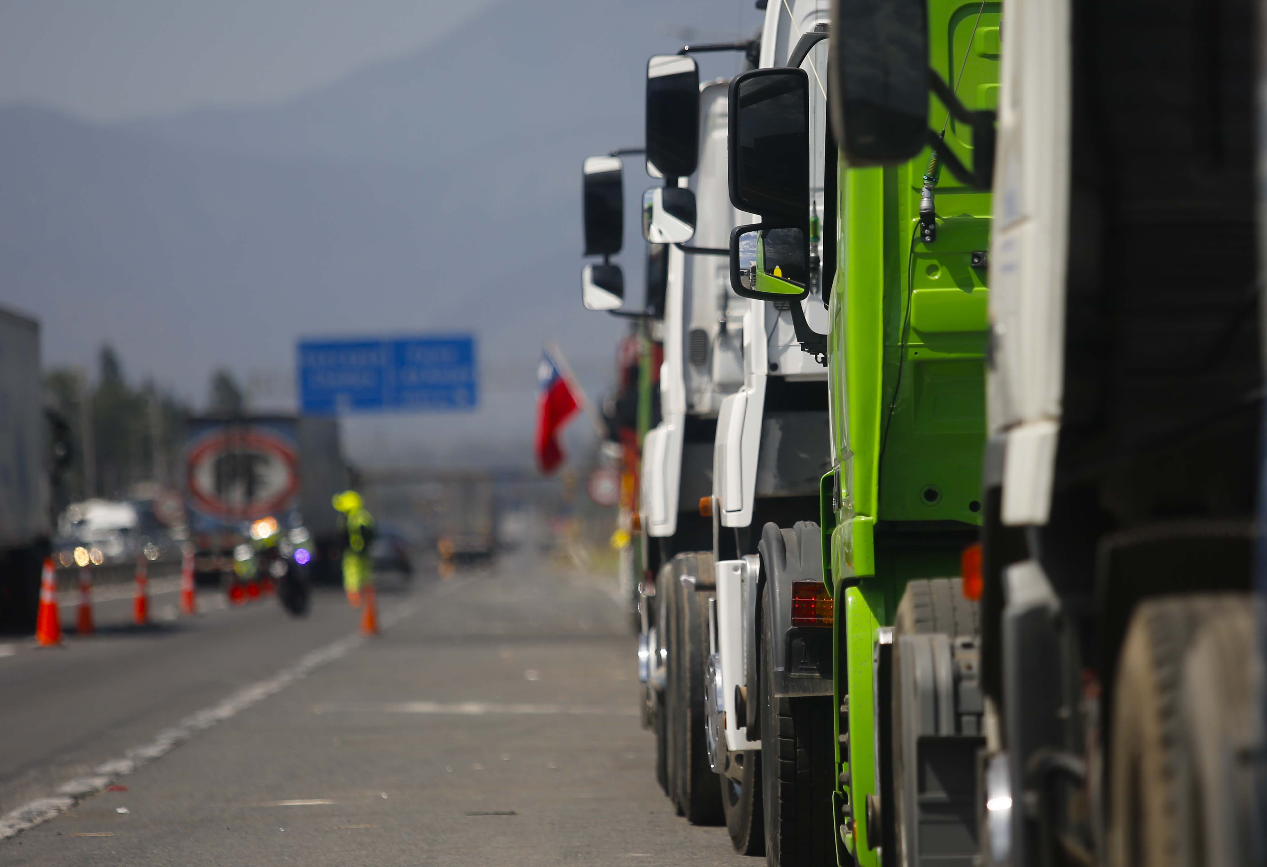 Santiago 25 de noviembre del 2022 
Camioneros en paro por quinto día y estacionan en bermas de carreteras en protesta por alza de combustibles y Seguridad ,en la foto km 41 ruta 5 sur en comuna de Paine.
Juan Eduardo Lopez/Aton Chile