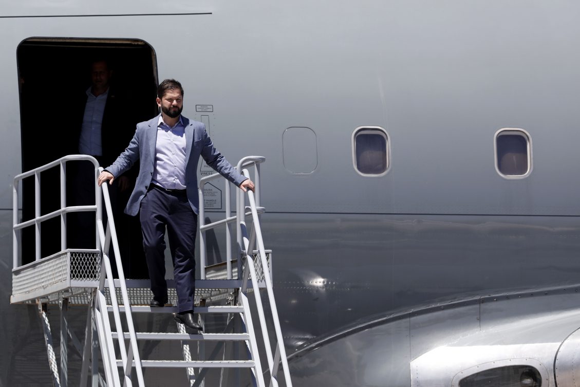 Calama, 12 de octubre de 2022.
El Presidente Gabriel Boric arriba al Aeropuerto de Calama, para iniciar la Gira Presidencial por la Region de Antofagasta.
 

Dragomir Yankovic/Aton Chile
