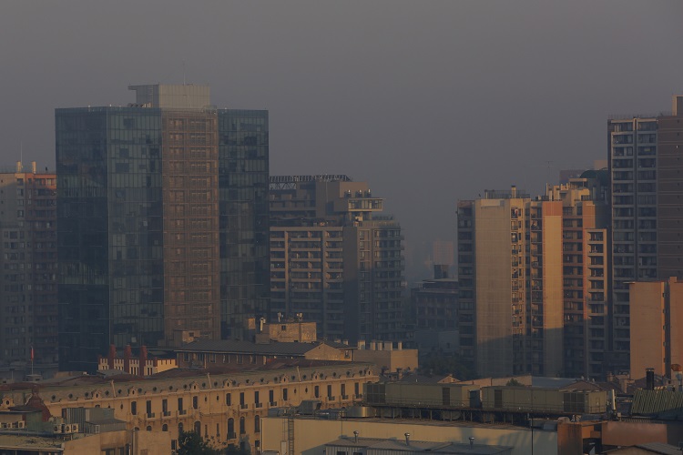 Santiago, 16 diciembre 2022.
El humo de los incendios forestales de la Quinta Region llega a la capital.
Marcelo Hernandez/Aton Chile