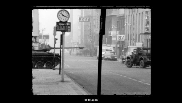 Fotograma del Tanquetazo, 29 de junio de 1973 tomado por el camarógrafo Leonardo Henrichsen muerto por la patrulla militar. Parte de "El realismo socialista".