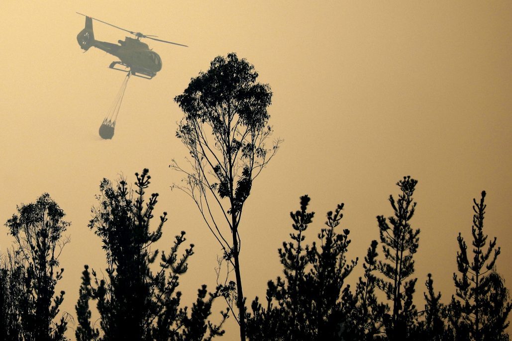 Vina del Mar, 23 de marzo de 2021.
Helicopteros de la Corporación Nacional Forestal (Conaf) combaten un incendio forestal declarado en la reserva natural del lago Penuelas.
Andres Pina/Aton Chile