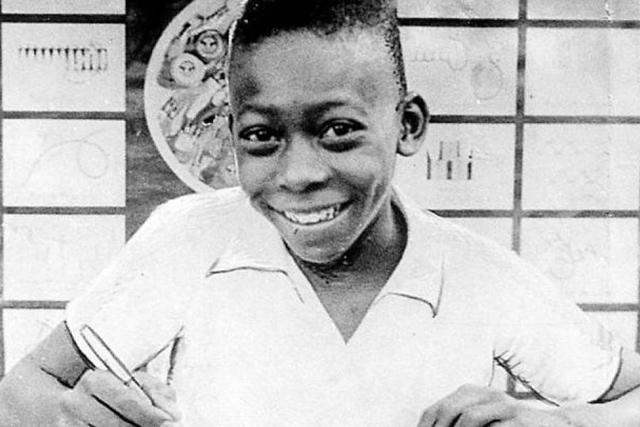 Un infante Pelé en sus inicios en el Santos de Brasil.