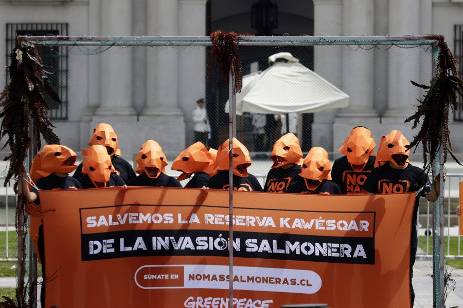 Santiago, 8  de Noviembre  2022.
Con  motivo del lanzamiento de la campana NoMasSalmoneras GreenpeaceChile realiza intervención en el frotis de La Moneda
Javier Salvo/Aton Chile