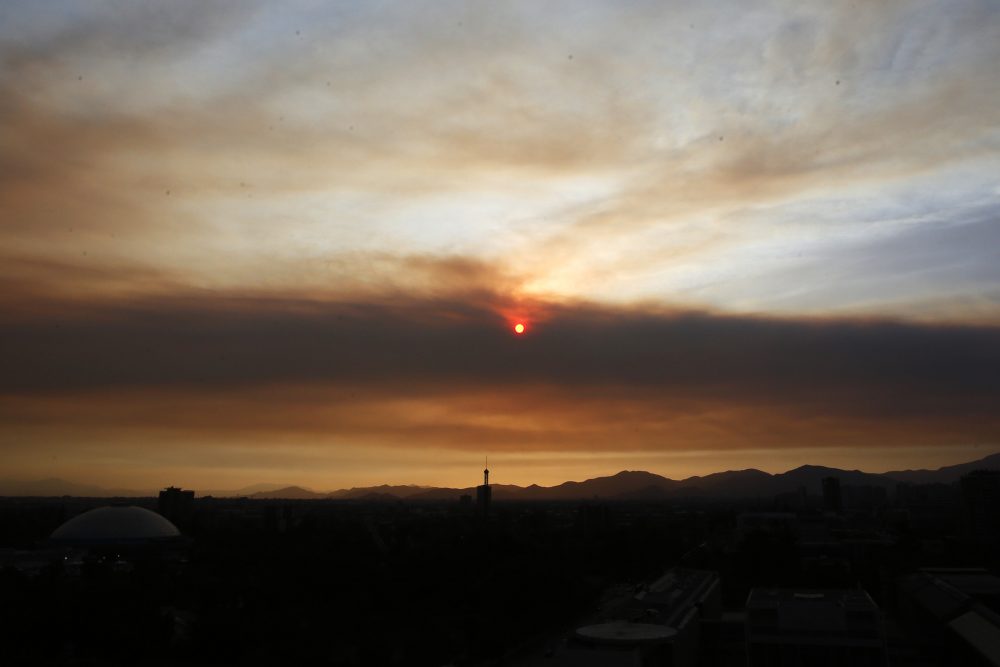 Santiago, 18 de diciembre de 2022
Incendios forestales siguen activos y vuelven al centro De Santiago.
Jonnathan Oyarzun /Aton Chile