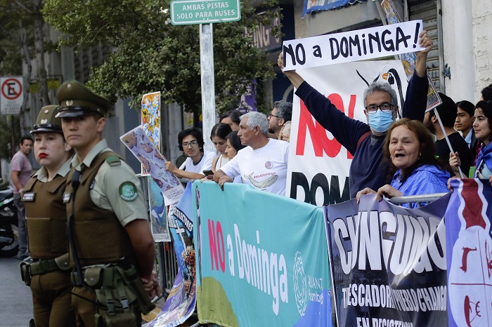 Santiago, 18 de Enero 2023.
Ambientalistas se manifiestan en las afueras del Ministerio del Medio Ambiente por el proyecto Dominga.
Javier Salvo/ Aton Chile