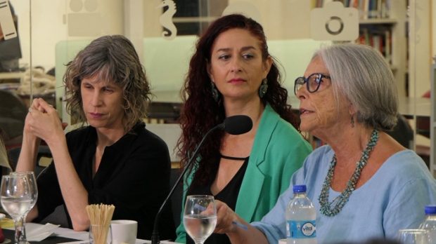 De izquierda a derecha: La dramaturga Nona Fernández; la directora ejecutiva María Fernanda García y la presidenta del Directorio Marcia Scantlebury. Créditos: Museo de la Memoria y los Derechos Humanos