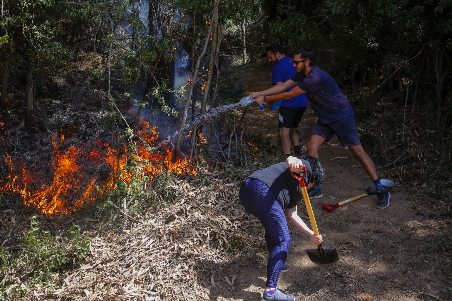 Dichato, 12 de Febrero 2023.
Vecinos y un grupo de militares controlan un sector de los incendios forestales en Dichato.
Marcelo Hernandez/ Aton Chile.