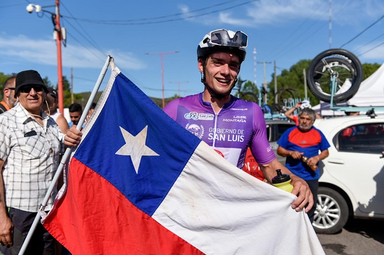 Martín Vidaurre festeja el título de la Vuelta del Porvenir.