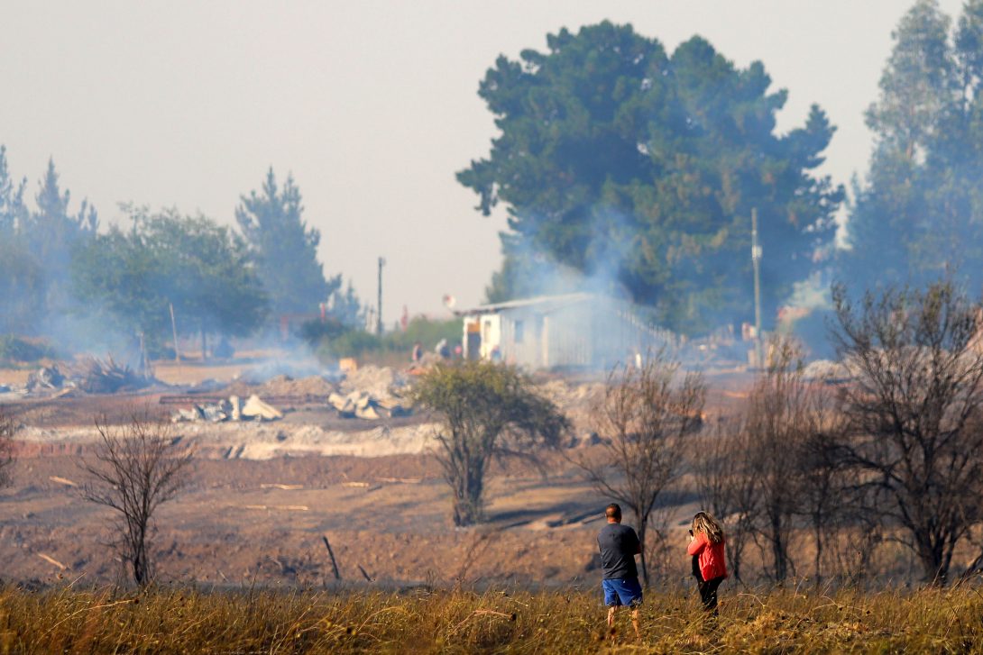Chillan, 2 e febrero de 2023.
Un incendio forestal que se origino anoche en esta comuna  ya ha consumido cuatro viviendas y ha afectado mas de 130 hectareas.
Felipe Venegas/Aton Chile