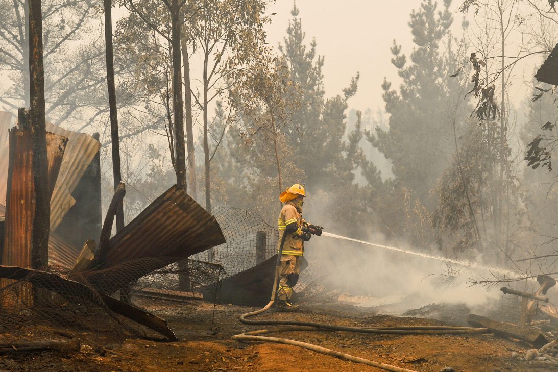 Tome, 3 de febrero de 2023.
Incendios forestales sin control quemaron casas y aserraderos en Coelemu region del Bio Bio.
Lukas Jara/Aton Chile