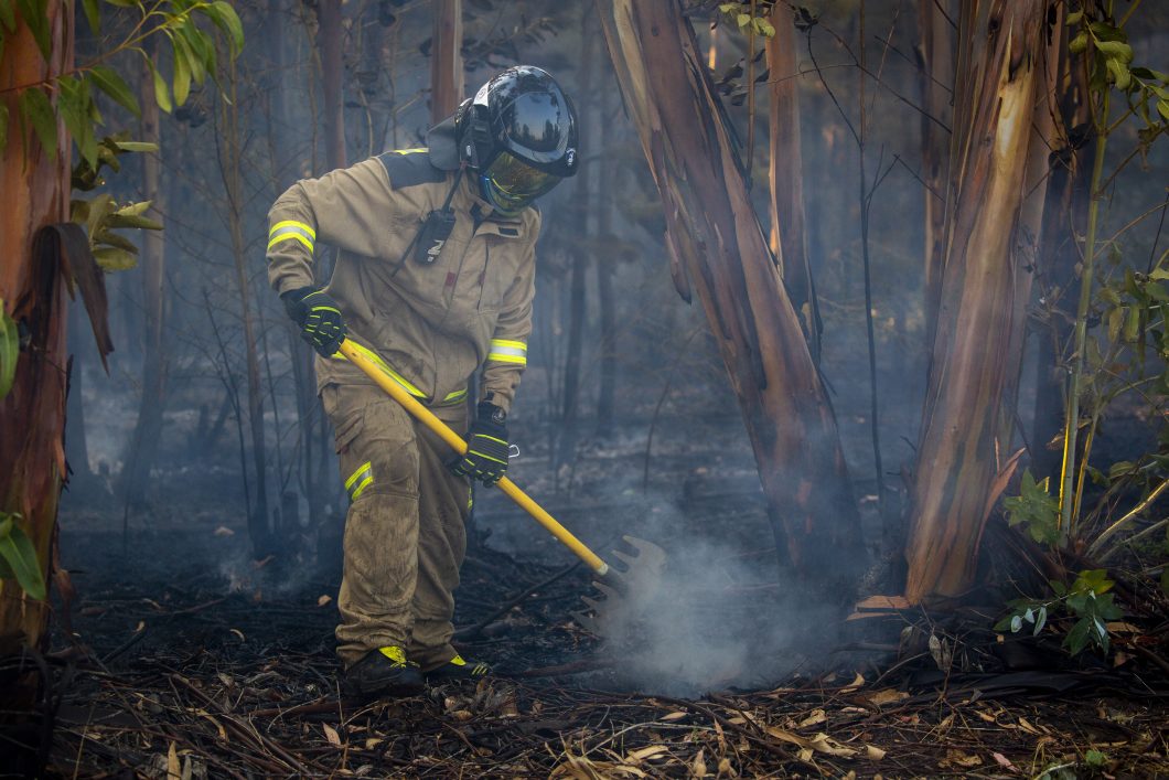 Queime, 7 de Febrero 2023.
Bomberos continuan combatiendo los incendios forestales en Queime.
Marcelo Hernandez/ Aton Chile