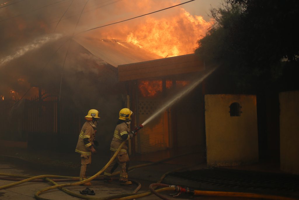 Chillan, 2 de febrero de 2023.
Incendios forestales sin control llegan a casas en Doña Francisca 3 de Chillan.
Jose Carvajal/Aton Chile