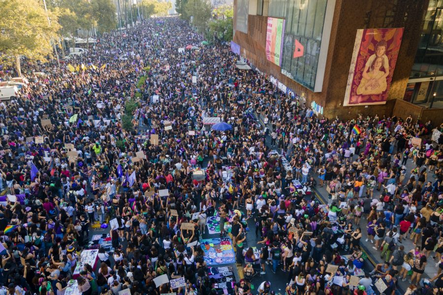 Santiago, 8 marzo 2023.
Vista aérea de conmemoracion del dia internacional durante la marcha en el centro de Santiago.
Marcelo Hernandez/Aton Chile