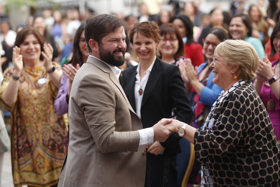 Santiago, 8 de marzo de 2023.
El Presidente de la Republica, Gabriel Boric, saluda a la ex mandataria Michelle Bachelet participa en la ceremonia de conmemoración del Día Internacional de la Mujer. 

Paul PlazaAton Chile