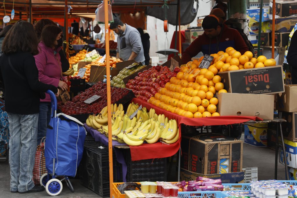 Valparaiso, 22 de octubre 2022
Porteños realizan sus compras en la tradicional feria hortofruticola de la avenida Argentina de Valparaiso.
Raul Zamora/Aton Chile