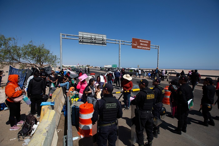 Crisis migratoria; migrantes aún se encuentran varados en frontera Chile Perú, 15 días ya llevan cientos de migrantes que intentan cruzar hacia Perú.Hoy la policía nacional del Perú, autorizó algunas familias a cruzar la frontera. Fotos Patricio Banda/AtonChile