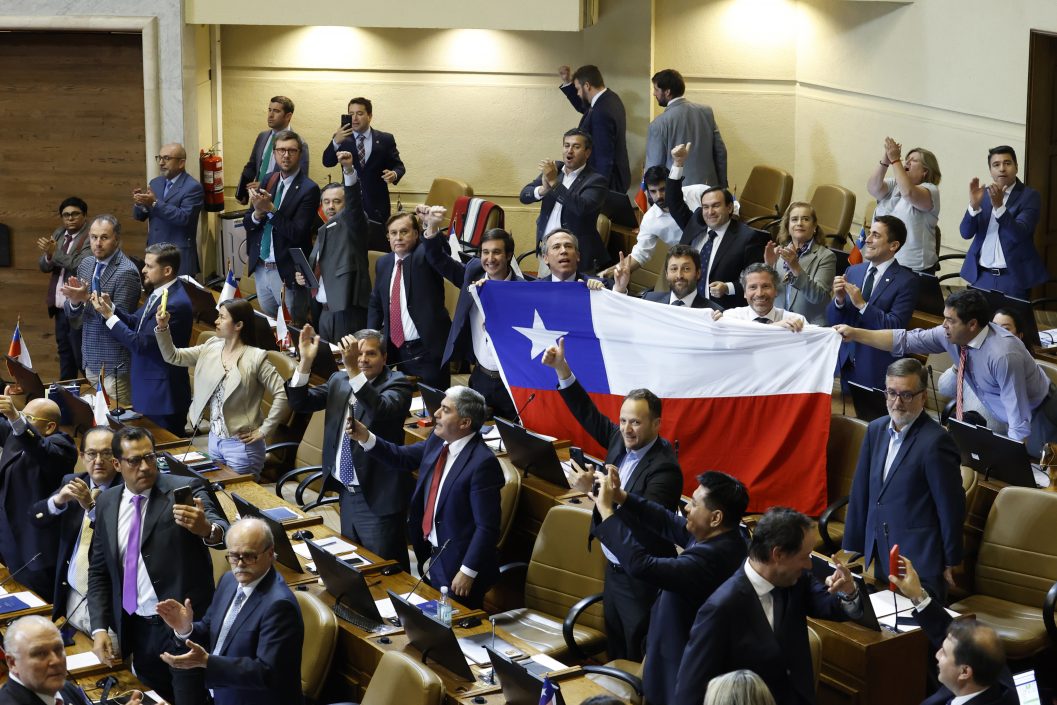 Valparaiso, 5 de abril de 2023.
Diputados de oposicion celebran la aprobacion de la ley Nain Retamal durante la sesion de la Camara de Diputados.
Raul Zamora/Aton Chile