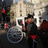 Santiago, 27 de Marzo 2023.
Visitantes celebran el Dia del patrimonio en el frontis del palacio de La Moneda
Javier Salvo/Aton Chile
